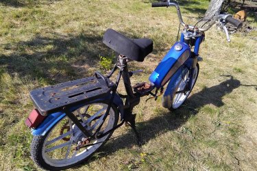 KTM váz és Robogó + alkatrészek 
Szerelő vállalkozó cég hagyatékából. KTM váz kerékméret //2-17 (21x200). Van még Honda, Yamaha, Piaggio robogók. + egyéb motorblokkok, motoralkatrészek. Jinlun 150 blokk. Új komplett pocket motor meghajtással, sok pocket motor alkatrész.  A fotókon látható állapotban és burkolatokkal. Egyben megvétel esetén kedvezmény. Hirdetéseim között megtalálhatók külön külön is, több fotókkal. Ár. 15E.  Vagy megtekintés és megbeszélés után.+ szállítás. Fontos információ! (Tel. húsz9758százhetvenhárom), akinek nincs 30 Ft-ja egy telefonhívásra az ne írjon, nem érdekel!
