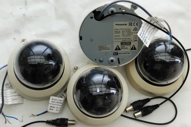 
PANASONIC WV-V CF 354 típusú megfigyelő kamerák ( 4 DB). 12 és 24 volt–ról működő gömbfejű megfigyelő kül és beltéren is használható megfigyelő kamerák. Darabja 3 E.Ft. Egyben 10 E.Ft. + ajándék egy IR.CCD. COLOR XRE-5020,  12 voltos megfigyelő kamaera. Érdeklődni (Tel. húsz9758százhetvenhárom), akinek nem telik egy telefonhívásra az ne írjon, nem válaszolok!
