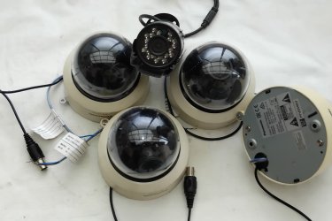 
PANASONIC WV-V CF 354 típusú megfigyelő kamerák ( 4 DB). 12 és 24 volt–ról működő gömbfejű megfigyelő kül és beltéren is használható megfigyelő kamerák. Darabja 3 E.Ft. Egyben 10 E.Ft. + ajándék egy IR.CCD. COLOR XRE-5020,  12 voltos megfigyelő kamaera. Érdeklődni (Tel. húsz9758százhetvenhárom), akinek nem telik egy telefonhívásra az ne írjon, nem válaszolok!
