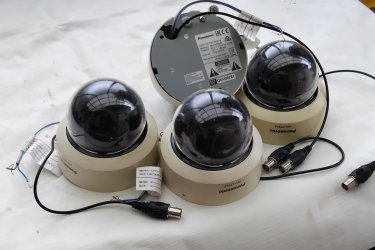 
PANASONIC WV-V CF 354 típusú megfigyelő kamerák ( 4 DB). 12 és 24 volt–ról működő gömbfejű megfigyelő kül és beltéren is használható megfigyelő kamerák. Darabja 3 E.Ft. Egyben 10 E.Ft. + ajándék egy IR.CCD. COLOR XRE-5020,  12 voltos megfigyelő kamaera. Érdeklődni (Tel. húsz9758százhetvenhárom), akinek nem telik egy telefonhívásra az ne írjon, nem válaszolok!
