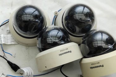 
PANASONIC WV-V CF 354 típusú megfigyelő kamerák ( 4 DB). 12 és 24 volt–ról működő gömbfejű megfigyelő kül és beltéren is használható megfigyelő kamerák. Darabja 3 E.Ft. Egyben 10 E.Ft. + ajándék egy IR.CCD. COLOR XRE-5020,  12 voltos megfigyelő kamaera. Érdeklődni (Tel. húsz9758százhetvenhárom), akinek nem telik egy telefonhívásra az ne írjon, nem válaszolok!

