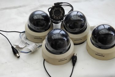 
PANASONIC WV-V CF 354 típusú megfigyelő kamerák ( 4 DB). 12 és 24 volt–ról működő gömbfejű megfigyelő kül és beltéren is használható megfigyelő kamerák. Darabja 3 E.Ft. Egyben 10 E.Ft. + ajándék egy IR.CCD. COLOR XRE-5020,  12 voltos megfigyelő kamaera. Érdeklődni (Tel. húsz9758százhetvenhárom), akinek nem telik egy telefonhívásra az ne írjon, nem válaszolok!
