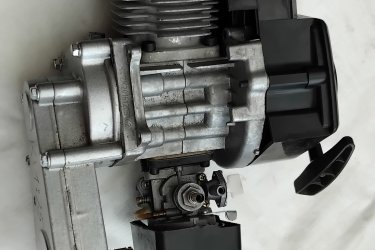 
Új kétütemű pocket (bike, cross, quad) póver force komplett motor. 1 hengeres, 2 ütemű, léghűtéses, autómata váltós, berántós indítású. ( 4 pontos alsó felfogatás, gyertya, levegőszűrő, karburátor) + a fotón látható tartalék alkatrészek. Irányár. 29. E.Ft. Érdeklődni (Tel. húsz9758százhetvenhárom), akinek nem telik egy telefonhívásra az ne írjon, nem válaszolok!
