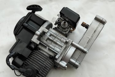 
Új kétütemű pocket (bike, cross, quad) póver force komplett motor. 1 hengeres, 2 ütemű, léghűtéses, autómata váltós, berántós indítású. ( 4 pontos alsó felfogatás, gyertya, levegőszűrő, karburátor) + a fotón látható tartalék alkatrészek. Irányár. 29. E.Ft. Érdeklődni (Tel. húsz9758százhetvenhárom), akinek nem telik egy telefonhívásra az ne írjon, nem válaszolok!
