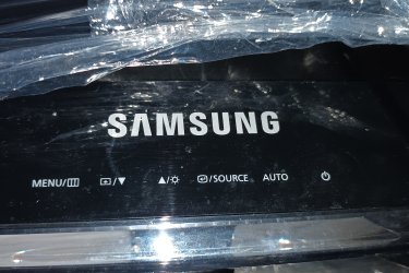 MONITOR SAMSUNG ASUS ACER 
Cégfelszámolás miatt eladó újszerű lapmonitor. Samsung Méretek 52x32 Képátló 60cm. ASUS méretek 56x33 képátló 66 cm. ACER méretek 37x30 képátló 47 cm. A fotók magukért beszélnek. Ár. 6E.Ft. +szállítás. Fontos információ! (húsz 9758 százhetvenhárom), akinek nincs 30 Ft-ja egy telefonhívásra az ne írjon, nem  válaszolok!
