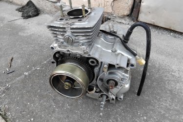 
Yinlung 150ccm. 4T. Motorblokk a képen látható állapotban. Szerelő vállalkozó cég hagyatékából. Honda, Yamaha, KTM, Piaggio robogók. + egyéb motorblokkok, motoralkatrészek. Jinlun 150 blokk. Új komplett pocket motor meghajtással, sok pocket motor alkatrész.   Ir.ár. 10E. Ft. Fontos információ! (Tel. húsz9758százhetvenhárom), akinek nincs 30 Ft-ja egy telefonhívásra az ne írjon, nem válaszolok! 
