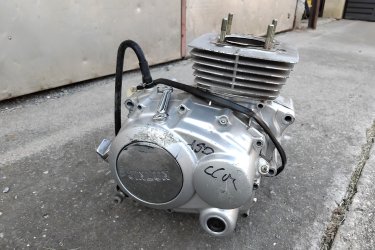 
Yinlung 150ccm. 4T. Motorblokk a képen látható állapotban. Szerelő vállalkozó cég hagyatékából. Honda, Yamaha, KTM, Piaggio robogók. + egyéb motorblokkok, motoralkatrészek. Jinlun 150 blokk. Új komplett pocket motor meghajtással, sok pocket motor alkatrész.   Ir.ár. 10E. Ft. Fontos információ! (Tel. húsz9758százhetvenhárom), akinek nincs 30 Ft-ja egy telefonhívásra az ne írjon, nem válaszolok! 
