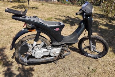 PIAGGIÓ VELOFAX
Motor egyben a fotón látható állapotban és felszereltséggel. Kerékméret  első, 70/90-17. M29S.//  Hátsó 21/2-17. VM100.// micheline. Ir. Ár. 25 E.Ft. Fontos információ! (Tel. húsz9758százhetvenhárom), akinek nincs 30 Ft-ja egy telefonhívásra az ne írjon, nem válaszolok! 