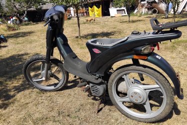 PIAGGIÓ VELOFAX
Motor egyben a fotón látható állapotban és felszereltséggel. Kerékméret  első, 70/90-17. M29S.//  Hátsó 21/2-17. VM100.// micheline. Ir. Ár. 25 E.Ft. Fontos információ! (Tel. húsz9758százhetvenhárom), akinek nincs 30 Ft-ja egy telefonhívásra az ne írjon, nem válaszolok! 