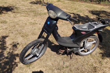 PIAGGIÓ VELOFAX
Motor egyben a fotón látható állapotban és felszereltséggel. Kerékméret  első, 70/90-17. M29S.//  Hátsó 21/2-17. VM100.// micheline. Ir. Ár. 25 E.Ft. Fontos információ! (Tel. húsz9758százhetvenhárom), akinek nincs 30 Ft-ja egy telefonhívásra az ne írjon, nem válaszolok! 