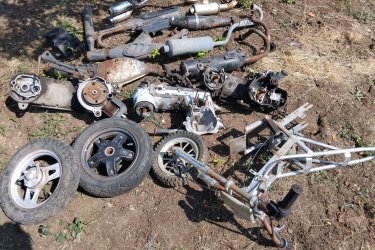 
ROBOGÓ ALKATRÉSZEK
Szerelő vállalkozó cég hagyatékából robogó motorblokkok, motoralkatrészek, kipufogók, kerekek, pit-váz.  A fotókon látható állapotban Ár. 7 E.Ft. Vagy megegyezés megtekintés és megbeszélés alapján.+ szállítás. Fontos információ! (Tel. húsz9758százhetvenhárom), akinek nincs 30 Ft-ja egy telefonhívásra az ne írjon, nem válaszolok!
