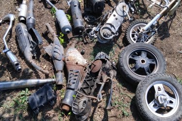 
ROBOGÓ ALKATRÉSZEK
Szerelő vállalkozó cég hagyatékából robogó motorblokkok, motoralkatrészek, kipufogók, kerekek, pit-váz.  A fotókon látható állapotban Ár. 7 E.Ft. Vagy megegyezés megtekintés és megbeszélés alapján.+ szállítás. Fontos információ! (Tel. húsz9758százhetvenhárom), akinek nincs 30 Ft-ja egy telefonhívásra az ne írjon, nem válaszolok!

