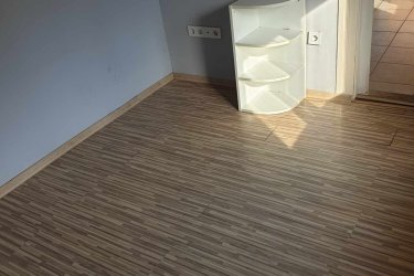 Kiadó a 18.kerület ben 1+félszobás különálló felújított családiház. Maximum 3 főnek. Cirkó fűtéses,jó közlekedéssel,kocsi beállóval. a házhoz tartozik nagy terasz is. Kisállat nem hozható. Az albérlet díja: 190.000 Ft. +rezsi havonta.
1 havi kaució szükséges.  Tel.: 06 30 992 53 19