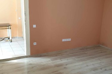 Kiadó a 18.kerület ben 1+félszobás különálló felújított családiház. Maximum 3 főnek. Cirkó fűtéses,jó közlekedéssel,kocsi beállóval. a házhoz tartozik nagy terasz is. Kisállat nem hozható. Az albérlet díja: 190.000 Ft. +rezsi havonta.
1 havi kaució szükséges.  Tel.: 06 30 992 53 19