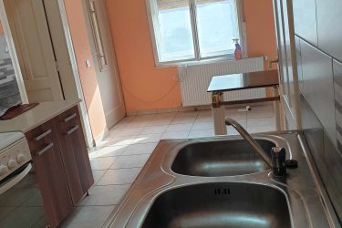 Kiadó a 18.kerület ben 1+félszobás különálló felújított családiház. Maximum 3 főnek. Cirkó fűtéses,jó közlekedéssel,kocsi beállóval. a házhoz tartozik nagy terasz is. Kisállat nem hozható. Az albérlet díja: 190.000 Ft. +rezsi havonta.
1 havi kaució szükséges.  Tel.: 06 30 992 53 19