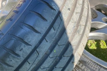A képeken látható, nyárigumival szerelt 17 colos (alufelni) egy évszakot használt kerékszett KIZÁRÓLAG EGYBEN, helyszínről elszállítva, készpénzért ELADÓ. Méret: 225/45/17