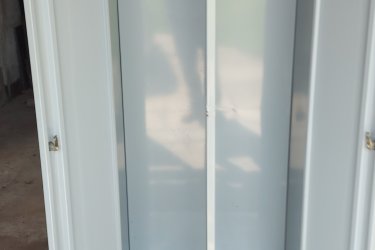 Eladó öltöző szekrény.
Képeken látható jó állapotban.
Méretek:Magasság:180cm
Szélesség:63cm
Mélység:56cm
