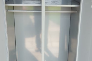 Eladó öltöző szekrény.
Képeken látható jó állapotban.
Méretek:Magasság:180cm
Szélesség:63cm
Mélység:56cm
