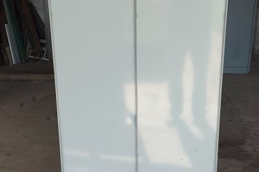 Eladó öltöző szekrény.
Képeken látható jó állapotban.
Méretek:Magasság:180cm
Szélesség:63cm
Mélység:56cm