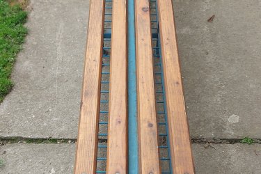 Eladó pad.
Eladó a képeken látható pad.
Méretek:Hossz:200cm
Magasság:39cm.
Mélység:30cm
