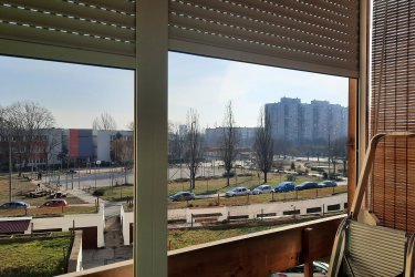 Albérletbe kiadó Szolnokon hosszú távra (min.12 hónap), bútorozott 2 szobás nagy konyhás  2. emeleti erkélyes lakás 100 eFt + rezsi / hó  díjazással a Széchényi városrész parkkal körülvett liftes társasházában, ingyenes parkolási lehetőséggel leinformálható 1-2 fő részére, kisgyermek és kisállat nélkül, 2 havi induló kaucióval. 
A lakás részben felújított és frissen festett , műanyag nyílászárókkal, redőnyökkel, szúnyoghálóval ellátott, szobák laminált padlólappal rendelkeznek, festett falazattal. A többi helyiség hidegpadlós burkolatú. A lakás Különálló, csempézett  kádas fürdőszobával és WC -vel rendelkezik. A lakásban beüzemelt automata mosógép, kombinált hűtőszekrény és gáztűzhely áll a lakó rendelkezésére.
A  lakás közelében óvoda, iskola, posta, orvosi rendelő, gyógyszertár, piac, OTP, Aldi, Peny, Tesco, pékség, virágbolt, cukrászda, fagyizó stb. található. A társasházhoz tartozó buszmegállóból  15 percenként közlekedő buszjárattal  néhány perc alatt  elérhető a városközpont a buszpályaudvarral és a központi piaccal, valamint a vasútállomás.
