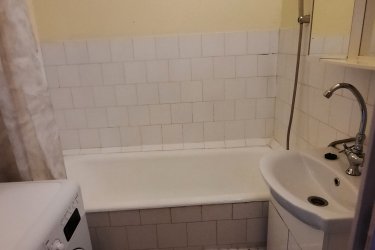 Albérletbe kiadó Szolnokon hosszú távra (min.12 hónap), bútorozott 2 szobás nagy konyhás  2. emeleti erkélyes lakás 100 eFt + rezsi / hó  díjazással a Széchényi városrész parkkal körülvett liftes társasházában, ingyenes parkolási lehetőséggel leinformálható 1-2 fő részére, kisgyermek és kisállat nélkül, 2 havi induló kaucióval. 
A lakás részben felújított és frissen festett , műanyag nyílászárókkal, redőnyökkel, szúnyoghálóval ellátott, szobák laminált padlólappal rendelkeznek, festett falazattal. A többi helyiség hidegpadlós burkolatú. A lakás Különálló, csempézett  kádas fürdőszobával és WC -vel rendelkezik. A lakásban beüzemelt automata mosógép, kombinált hűtőszekrény és gáztűzhely áll a lakó rendelkezésére.
A  lakás közelében óvoda, iskola, posta, orvosi rendelő, gyógyszertár, piac, OTP, Aldi, Peny, Tesco, pékség, virágbolt, cukrászda, fagyizó stb. található. A társasházhoz tartozó buszmegállóból  15 percenként közlekedő buszjárattal  néhány perc alatt  elérhető a városközpont a buszpályaudvarral és a központi piaccal, valamint a vasútállomás.
