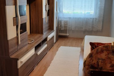 Albérletbe kiadó Szolnokon hosszú távra (min.12 hónap), bútorozott 2 szobás nagy konyhás  2. emeleti erkélyes lakás 100 eFt + rezsi / hó  díjazással a Széchényi városrész parkkal körülvett liftes társasházában, ingyenes parkolási lehetőséggel leinformálható 1-2 fő részére, kisgyermek és kisállat nélkül, 2 havi induló kaucióval. 
A lakás részben felújított és frissen festett , műanyag nyílászárókkal, redőnyökkel, szúnyoghálóval ellátott, szobák laminált padlólappal rendelkeznek, festett falazattal. A többi helyiség hidegpadlós burkolatú. A lakás Különálló, csempézett  kádas fürdőszobával és WC -vel rendelkezik. A lakásban beüzemelt automata mosógép, kombinált hűtőszekrény és gáztűzhely áll a lakó rendelkezésére.
A  lakás közelében óvoda, iskola, posta, orvosi rendelő, gyógyszertár, piac, OTP, Aldi, Peny, Tesco, pékség, virágbolt, cukrászda, fagyizó stb. található. A társasházhoz tartozó buszmegállóból  15 percenként közlekedő buszjárattal  néhány perc alatt  elérhető a városközpont a buszpályaudvarral és a központi piaccal, valamint a vasútállomás.
