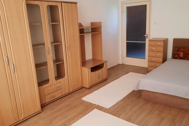Albérletbe kiadó Szolnokon hosszú távra (min.12 hónap), bútorozott 2 szobás nagy konyhás  2. emeleti erkélyes lakás 100 eFt + rezsi / hó  díjazással a Széchényi városrész parkkal körülvett liftes társasházában, ingyenes parkolási lehetőséggel leinformálható 1-2 fő részére, kisgyermek és kisállat nélkül, 2 havi induló kaucióval. 
A lakás részben felújított és frissen festett , műanyag nyílászárókkal, redőnyökkel, szúnyoghálóval ellátott, szobák laminált padlólappal rendelkeznek, festett falazattal. A többi helyiség hidegpadlós burkolatú. A lakás Különálló, csempézett  kádas fürdőszobával és WC -vel rendelkezik. A lakásban beüzemelt automata mosógép, kombinált hűtőszekrény és gáztűzhely áll a lakó rendelkezésére.
A  lakás közelében óvoda, iskola, posta, orvosi rendelő, gyógyszertár, piac, OTP, Aldi, Peny, Tesco, pékség, virágbolt, cukrászda, fagyizó stb. található. A társasházhoz tartozó buszmegállóból  15 percenként közlekedő buszjárattal  néhány perc alatt  elérhető a városközpont a buszpályaudvarral és a központi piaccal, valamint a vasútállomás.
