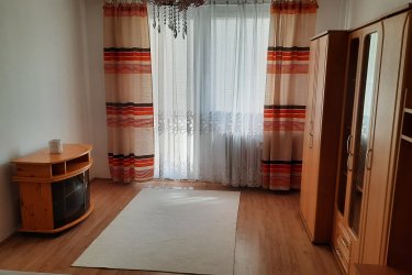Albérletbe kiadó Szolnokon hosszú távra (min.12 hónap), bútorozott 2 szobás nagy konyhás  2. emeleti erkélyes lakás 100 eFt + rezsi / hó  díjazással a Széchényi városrész parkkal körülvett liftes társasházában, ingyenes parkolási lehetőséggel leinformálható 1-2 fő részére, kisgyermek és kisállat nélkül, 2 havi induló kaucióval. 
A lakás részben felújított és frissen festett , műanyag nyílászárókkal, redőnyökkel, szúnyoghálóval ellátott, szobák laminált padlólappal rendelkeznek, festett falazattal. A többi helyiség hidegpadlós burkolatú. A lakás Különálló, csempézett  kádas fürdőszobával és WC -vel rendelkezik. A lakásban beüzemelt automata mosógép, kombinált hűtőszekrény és gáztűzhely áll a lakó rendelkezésére.
A  lakás közelében óvoda, iskola, posta, orvosi rendelő, gyógyszertár, piac, OTP, Aldi, Peny, Tesco, pékség, virágbolt, cukrászda, fagyizó stb. található. A társasházhoz tartozó buszmegállóból  15 percenként közlekedő buszjárattal  néhány perc alatt  elérhető a városközpont a buszpályaudvarral és a központi piaccal, valamint a vasútállomás.
