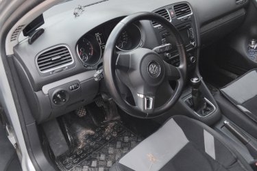 VW Golf VI TSI, 81000 km-rel, első tulajdonostól, kitűnő állapotban eladó. Garázsban tartott, alváz-kezelt, rozsdamentes. Szervizkönyvvel és törzskönyvvel rendelkezik. Tolatókamerával és tolatóradarral felszerelt.