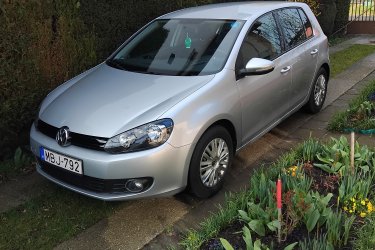 VW Golf VI TSI, 81000 km-rel, első tulajdonostól, kitűnő állapotban eladó. Garázsban tartott, alváz-kezelt, rozsdamentes. Szervizkönyvvel és törzskönyvvel rendelkezik. Tolatókamerával és tolatóradarral felszerelt.