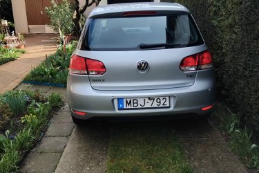 VW Golf VI TSI, 81000 km-rel, első tulajdonostól, kitűnő állapotban eladó. Garázsban tartott, alváz-kezelt, rozsdamentes. Szervizkönyvvel és törzskönyvvel rendelkezik. Tolatókamerával és tolatóradarral felszerelt.