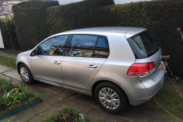 VW Golf VI TSI, 81000 km-rel, első tulajdonostól, kitűnő állapotban eladó. Garázsban tartott, alváz-kezelt, rozsdamentes. Szervizkönyvvel és törzskönyvvel rendelkezik. Tolatókamerával és tolatóradarral felszerelt.