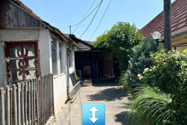 ​Eladásra kínálunk Gyál csendes, családias részén egy 100 m²-es, felújított családi házat. Az ingatlan 2 tágas szobával, egy világos nappalival, konyhával, fürdőszobával, külön WC-vel és előszobával rendelkezik. Az otthon kényelmét növeli az első és hátsó terasz, amelyek kiválóan alkalmasak pihenésre vagy baráti összejövetelekre.​Tulajdonviszony: Osztatlan közös tulajdon, megosztási szerződéssel​ ! Nem hitelezhető.

Az ingatlan karbantartott állapotban várja új tulajdonosát. A környék infrastruktúrája kiváló, a közelben boltok, iskolák és tömegközlekedési lehetőségek is elérhetők.​

Ár: 45 millió forint​

Amennyiben felkeltette érdeklődését ez a remek lehetőség, kérjük, vegye fel velünk a kapcsolatot a megadott elérhetőségeken.