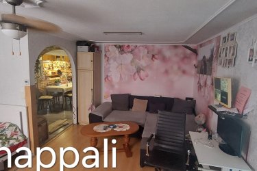 ​Eladásra kínálunk Gyál csendes, családias részén egy 100 m²-es, felújított családi házat. Az ingatlan 2 tágas szobával, egy világos nappalival, konyhával, fürdőszobával, külön WC-vel és előszobával rendelkezik. Az otthon kényelmét növeli az első és hátsó terasz, amelyek kiválóan alkalmasak pihenésre vagy baráti összejövetelekre.​Tulajdonviszony: Osztatlan közös tulajdon, megosztási szerződéssel​ ! Nem hitelezhető.

Az ingatlan karbantartott állapotban várja új tulajdonosát. A környék infrastruktúrája kiváló, a közelben boltok, iskolák és tömegközlekedési lehetőségek is elérhetők.​

Ár: 45 millió forint​

Amennyiben felkeltette érdeklődését ez a remek lehetőség, kérjük, vegye fel velünk a kapcsolatot a megadott elérhetőségeken.