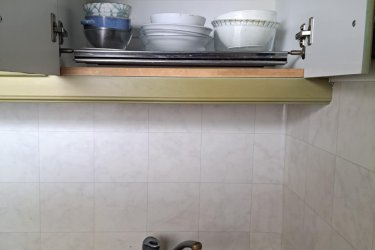 Eladó teljes sarok konyhabútor (22 polc, 4 fiók), gránit mosogatóval. A leszerelésben és szállításban nem tudok segíteni.