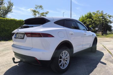 1 hónapja volt nagyszervízen, teljes (láncos)vezérlés csere, új kuplung kinyomócsapágy, olaj,- szűrők, stb. Városban 5,6L átlagfogyasztás, autópályán 5,0L.
1 éves négyévszakos abroncsok vannak rajta, új akkumulátor, új gumiszőnyeg, 3 évig garázsban, majd tető alatt tartott. Napi használatban van, kifogástalan műszaki állapotban. Levehető vonóhorog.
