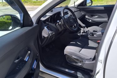 1 hónapja volt nagyszervízen, teljes (láncos)vezérlés csere, új kuplung kinyomócsapágy, olaj,- szűrők, stb. Városban 5,6L átlagfogyasztás, autópályán 5,0L.
1 éves négyévszakos abroncsok vannak rajta, új akkumulátor, új gumiszőnyeg, 3 évig garázsban, majd tető alatt tartott. Napi használatban van, kifogástalan műszaki állapotban. Levehető vonóhorog.
