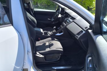 1 hónapja volt nagyszervízen, teljes (láncos)vezérlés csere, új kuplung kinyomócsapágy, olaj,- szűrők, stb. Városban 5,6L átlagfogyasztás, autópályán 5,0L.
1 éves négyévszakos abroncsok vannak rajta, új akkumulátor, új gumiszőnyeg, 3 évig garázsban, majd tető alatt tartott. Napi használatban van, kifogástalan műszaki állapotban. Levehető vonóhorog.

