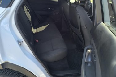 1 hónapja volt nagyszervízen, teljes (láncos)vezérlés csere, új kuplung kinyomócsapágy, olaj,- szűrők, stb. Városban 5,6L átlagfogyasztás, autópályán 5,0L.
1 éves négyévszakos abroncsok vannak rajta, új akkumulátor, új gumiszőnyeg, 3 évig garázsban, majd tető alatt tartott. Napi használatban van, kifogástalan műszaki állapotban. Levehető vonóhorog.
