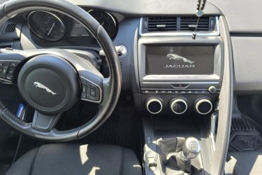 1 hónapja volt nagyszervízen, teljes (láncos)vezérlés csere, új kuplung kinyomócsapágy, olaj,- szűrők, stb. Városban 5,6L átlagfogyasztás, autópályán 5,0L.
1 éves négyévszakos abroncsok vannak rajta, új akkumulátor, új gumiszőnyeg, 3 évig garázsban, majd tető alatt tartott. Napi használatban van, kifogástalan műszaki állapotban. Levehető vonóhorog.

