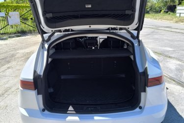 1 hónapja volt nagyszervízen, teljes (láncos)vezérlés csere, új kuplung kinyomócsapágy, olaj,- szűrők, stb. Városban 5,6L átlagfogyasztás, autópályán 5,0L.
1 éves négyévszakos abroncsok vannak rajta, új akkumulátor, új gumiszőnyeg, 3 évig garázsban, majd tető alatt tartott. Napi használatban van, kifogástalan műszaki állapotban. Levehető vonóhorog.
