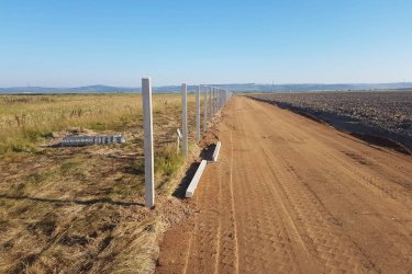 Vállalunk az ország egész területén vadhálóval, vagy dróthálóval komplett kerítésépítést 2399 Ft/m áron. 

Rengeteg terméket gyártunk a kerítésdróton és betonoszlopokon kívül, amit egy hirdetésben nehéz lenne felsorolni, ezért kérem, látogasson el honlapunkra www.kerites.hupont.hu oldalra, vagy telephelyünkre. 

TEL.:  06-30-354-17-07 

keritesnagyker@gmail.com