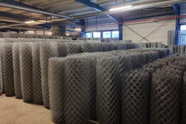 Drótfonat tüskésdrót tüskéshuzal betonoszlop szögesdrót kerítés építés vadháló