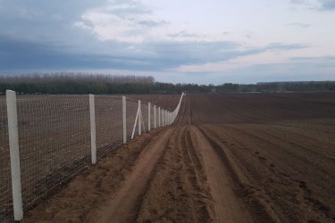 Vállalunk az ország egész területén vadhálóval, vagy dróthálóval komplett kerítésépítést 2399 Ft/m áron. 
Rengeteg terméket gyártunk a kerítésdróton és betonoszlopokon kívül, amit egy hirdetésben nehéz lenne felsorolni, ezért kérem, látogasson el honlapunkra www.kerites.hupont.hu oldalra, vagy telephelyünkre. TEL.:  06-30-354-17-07 keritesnagyker@gmail.com