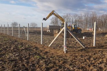 Biztonságos és tartós kerítést keres? Akkor megtalálta!
Vállalunk az ország egész területén vadhálóval, vagy dróthálóval komplett kerítésépítést 2399 Ft/m áron.
Ez az ár tartalmazza az összes anyagot és a munkadíjat is!

Kérjen ajánlatot most:
+36--30 354 17 07
+36--30 710 08 30
+36--30 325 82 00
Ajánlatkérés e-mailben: keritesnagyker@gmail.com

Nálunk mindent megtalál, ami a kerítés építéshez szükséges! Látogasson el honlapunkra a www.kotaji-kerites.hu oldalra vagy telephelyeinkre.