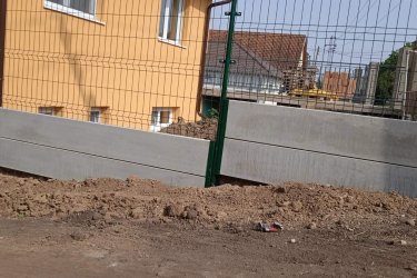 Táblás kerítés – egyenesen a gyártótól: biztonság, esztétika és kényelem egyben.
A panelek 200 és 250 cm szélességben és 100 cm-től 250 cm-ig terjedő magasságban kaphatók, így biztosan megtalálja a tökéletes megoldást az igényeihez. Egyik végén 3 cm-es függőleges tüskék találhatók, amelyek alulra vagy felülre egyaránt helyezhetők.
Táblás paneleink horganyzott huzalból készülnek, így ellenállnak az időjárás viszontagságainak. A színezettek horganyzás után porfestékkel festődnek, amit kemencében ráégetünk.
A táblás kerítésrendszerhez szükséges összes alkatrész megtalálható nálunk, így Önnek nem kell máshova mennie ahhoz, hogy megépítse álmai kerítését.

Országosan szállítunk! Kérjen ajánlatot most! E-mail: keritesnagyker@gmail.com
+36 30 354 17 07
+36 30 325 82 00
+36 30 710 08 30
Nálunk mindent megtalál, ami a kerítés építéshez szükséges: www.kotaji-kerites.hu
