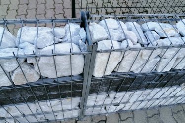 A gabion kőkerítés egyedi és tartós megoldást kínál kerítésének kialakítására.
Ez a kerítésrendszer 15 és 20 cm szélességben kapható nálunk, a 2D gabion panelek magassága 100 cm-től 200 cm-ig terjed, így biztosan megtalálja a tökéletes megoldást az igényeihez.
A panelekhez szükséges oszlopok magassága 140 cm-től 300 cm-ig elérhető.

Olcsón és rugalmasan szállítunk az egész országban! 
Kérjen ajánlatot most! E-mail: keritesnagyker@gmail.com
+36 30 354 17 07
+36 30 325 82 00
+36 30 710 08 30
Nálunk mindent megtalál, ami a kerítés építéshez szükséges: www.kotaji-kerites.hu
