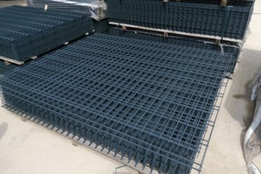 A gabion kőkerítés egyedi és tartós megoldást kínál kerítésének kialakítására.
Ez a kerítésrendszer 15 és 20 cm szélességben kapható nálunk, a 2D gabion panelek magassága 100 cm-től 200 cm-ig terjed, így biztosan megtalálja a tökéletes megoldást az igényeihez.
A panelekhez szükséges oszlopok magassága 140 cm-től 300 cm-ig elérhető.

Olcsón és rugalmasan szállítunk az egész országban! 
Kérjen ajánlatot most! E-mail: keritesnagyker@gmail.com
+36 30 354 17 07
+36 30 325 82 00
+36 30 710 08 30
Nálunk mindent megtalál, ami a kerítés építéshez szükséges: www.kotaji-kerites.hu
