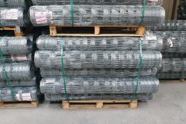 A gabion kőkerítés egyedi és tartós megoldást kínál kerítésének kialakítására.
Ez a kerítésrendszer 15 és 20 cm szélességben kapható nálunk, a 2D gabion panelek magassága 100 cm-től 200 cm-ig terjed, így biztosan megtalálja a tökéletes megoldást az igényeihez.
A panelekhez szükséges oszlopok magassága 140 cm-től 300 cm-ig elérhető.

Olcsón és rugalmasan szállítunk az egész országban! 
Kérjen ajánlatot most! E-mail: keritesnagyker@gmail.com
+36 30 354 17 07
+36 30 325 82 00
+36 30 710 08 30
Nálunk mindent megtalál, ami a kerítés építéshez szükséges: www.kotaji-kerites.hu
